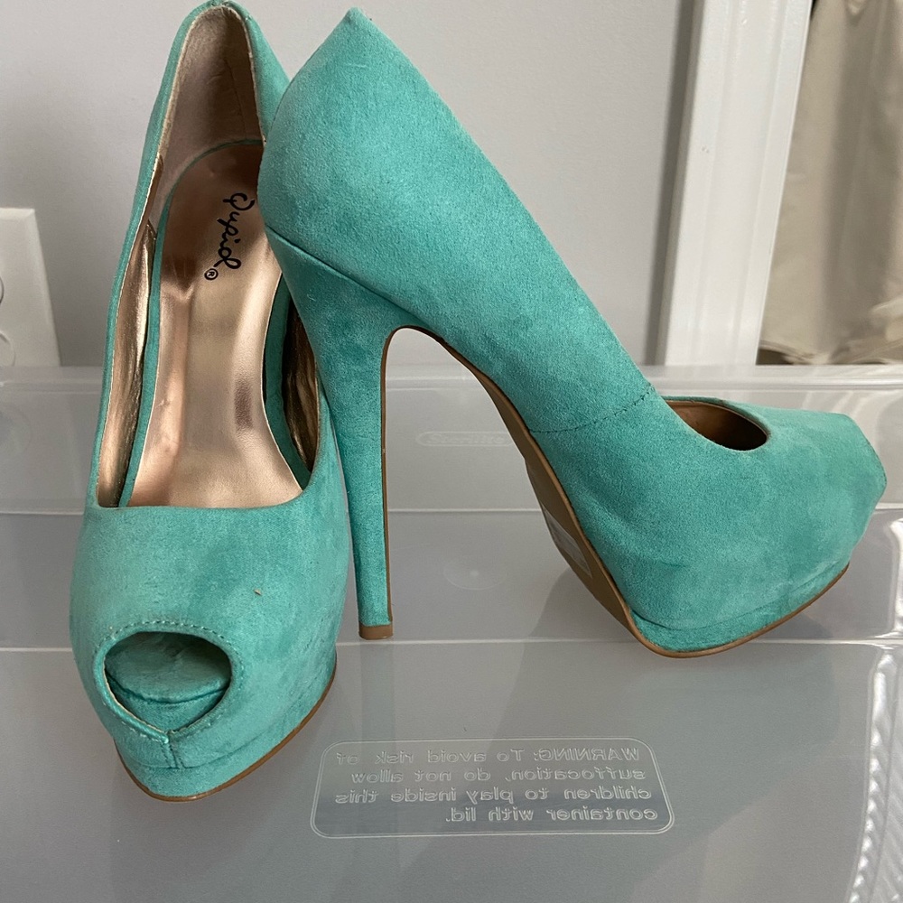 Great turquoise heels!